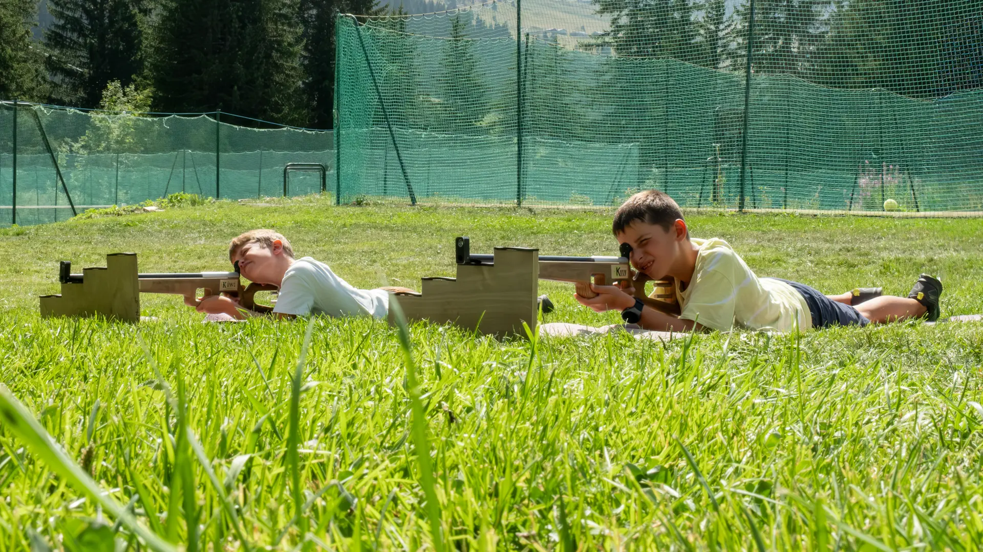 Vue de face des enfants qui tirent à la carabine