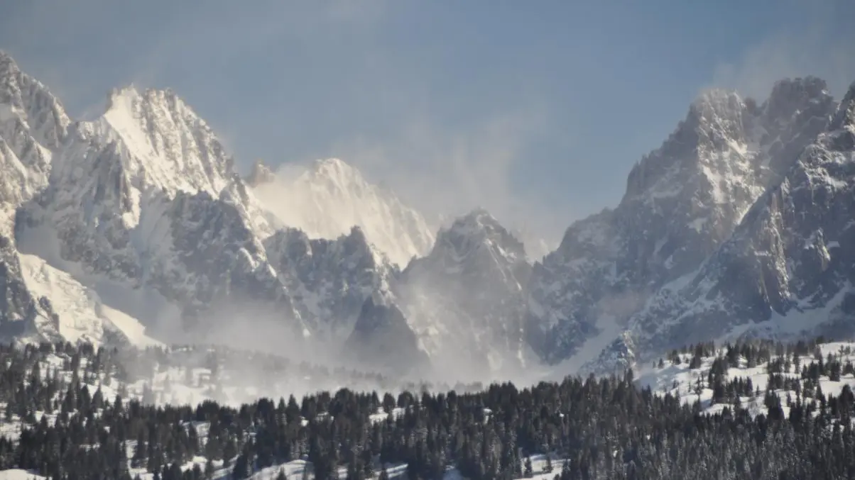 A un quart d'heure du chalet , de superbes randonnées à raquettes ou à pied en été