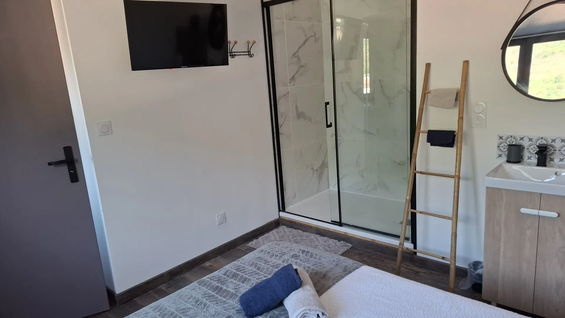 salle d'eau dans la chambre