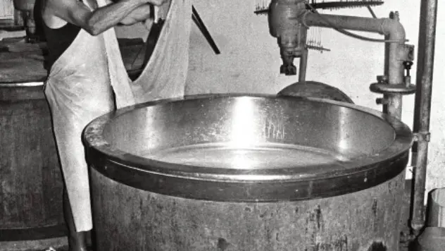 Photo en noir et blanc du fromager en pleine action