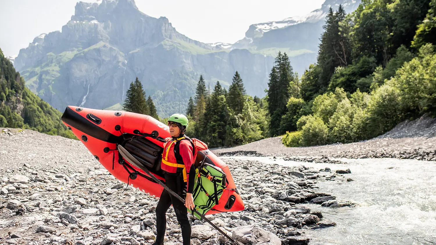 packraft porté sur l'épaule pour sortir de l'eau