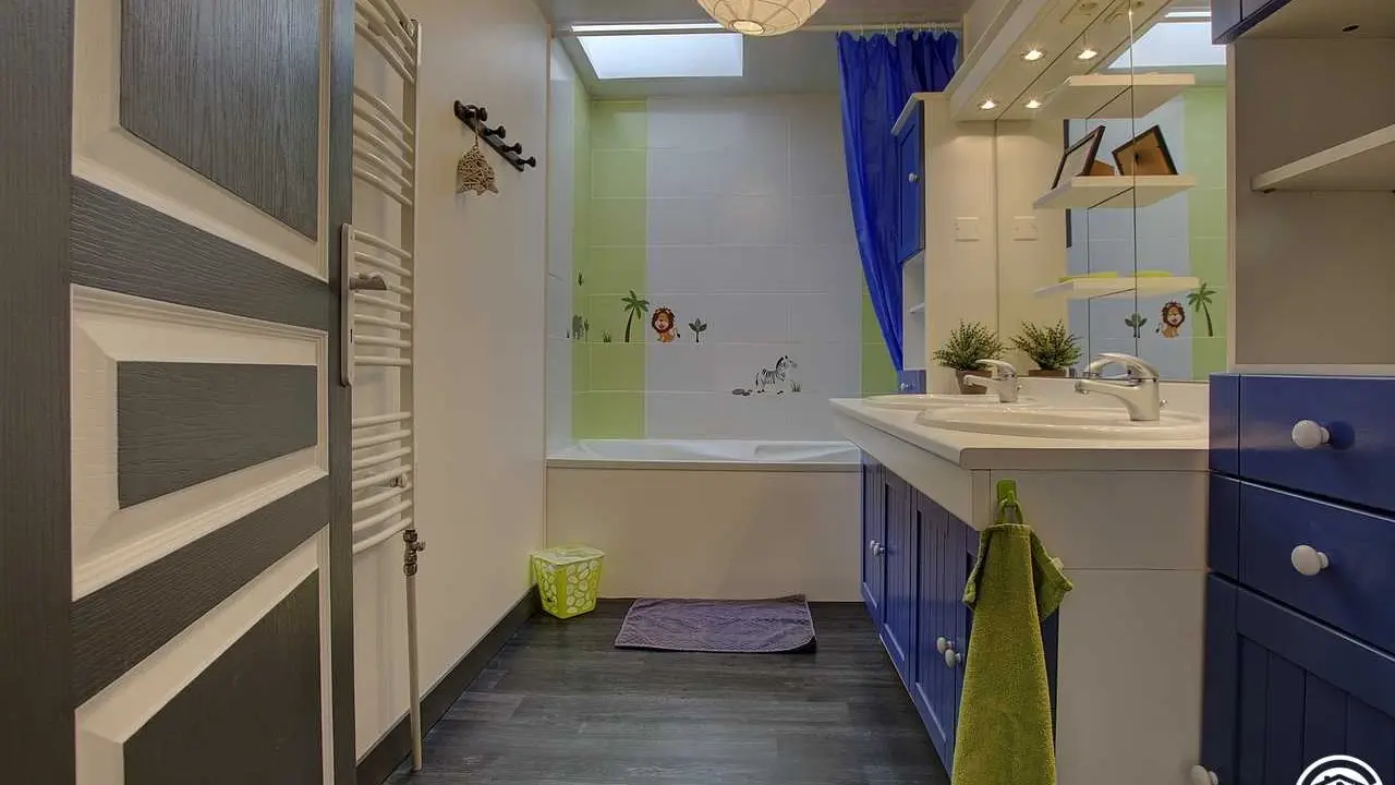 salle de bain à l'étage avec baignoire