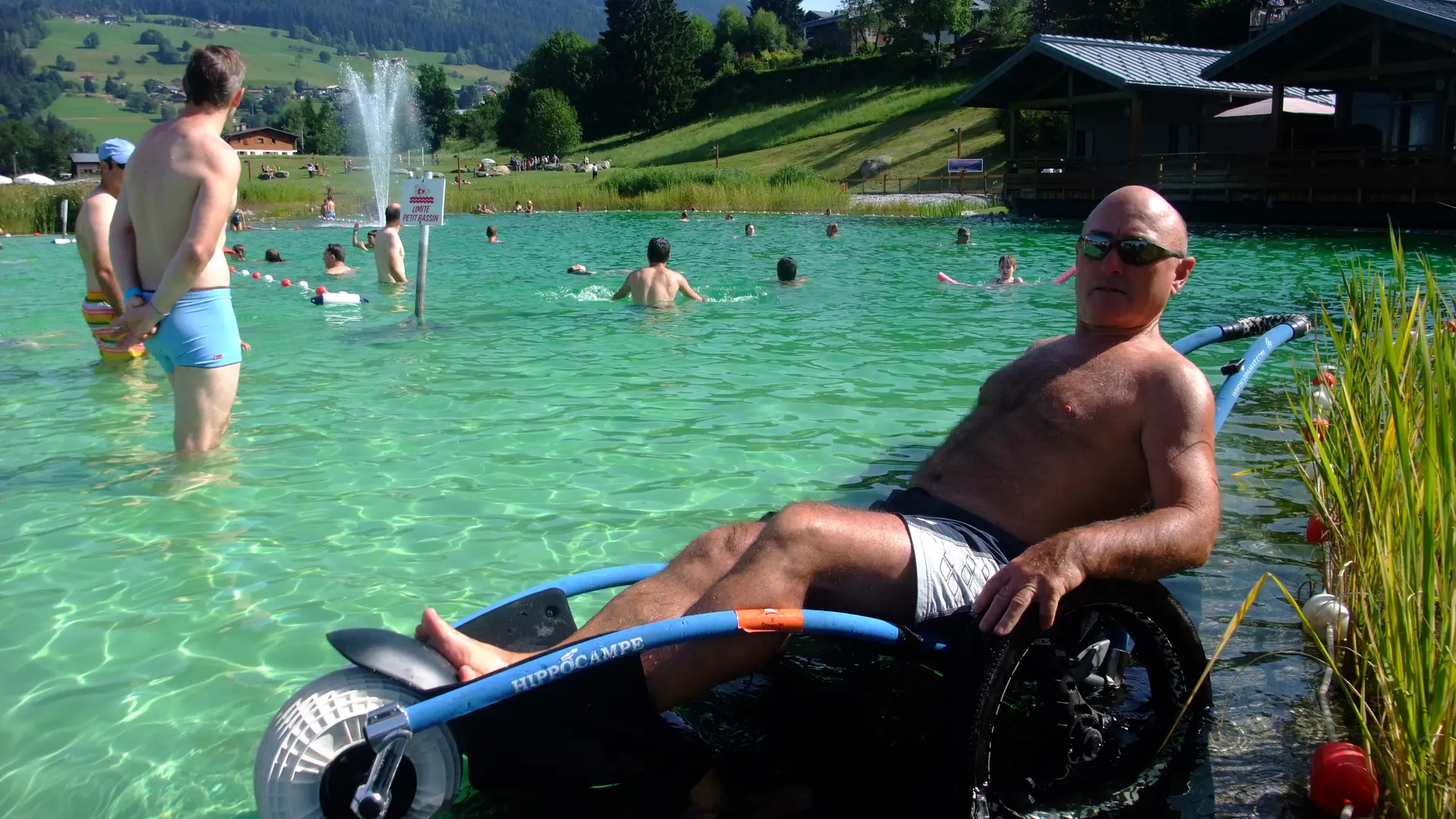 Personne sur un hippocampe au bord de l'eau