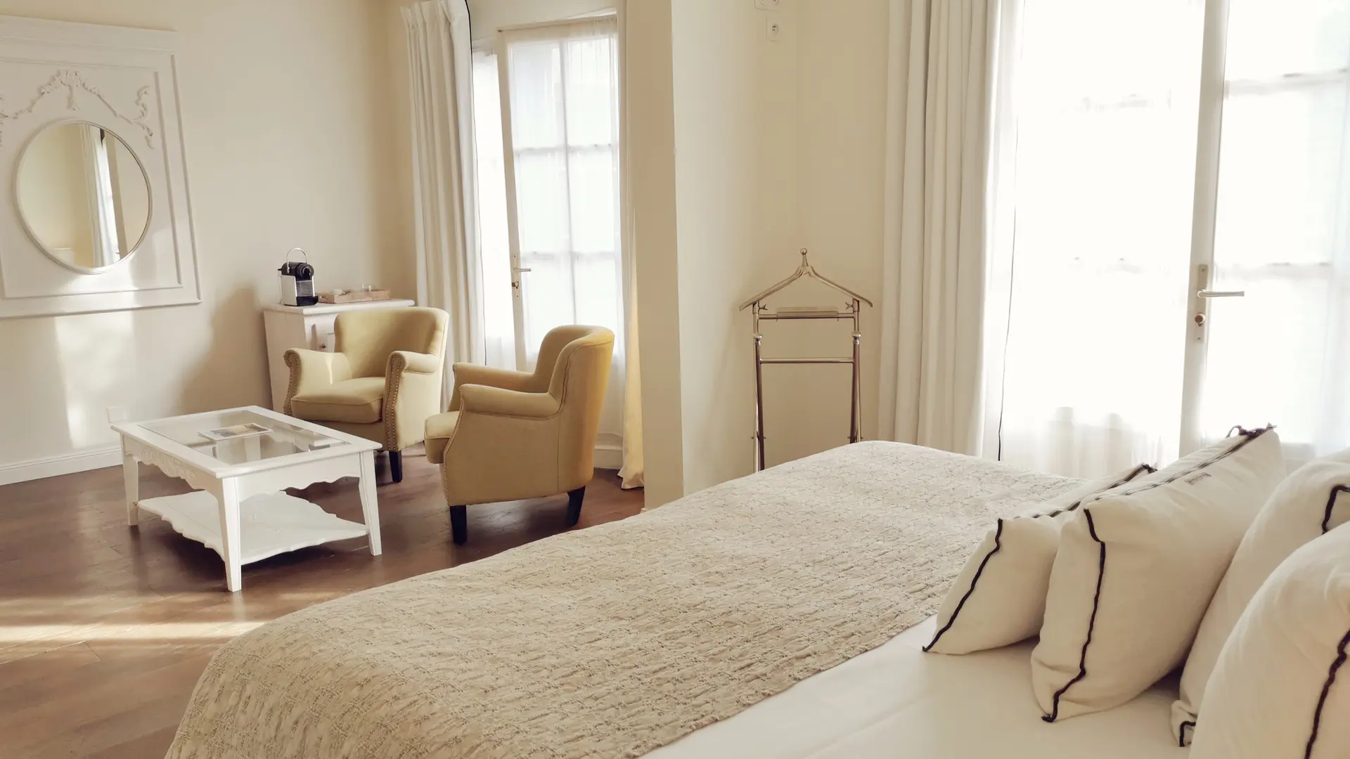 Escape Suite - Double bed and lounge area