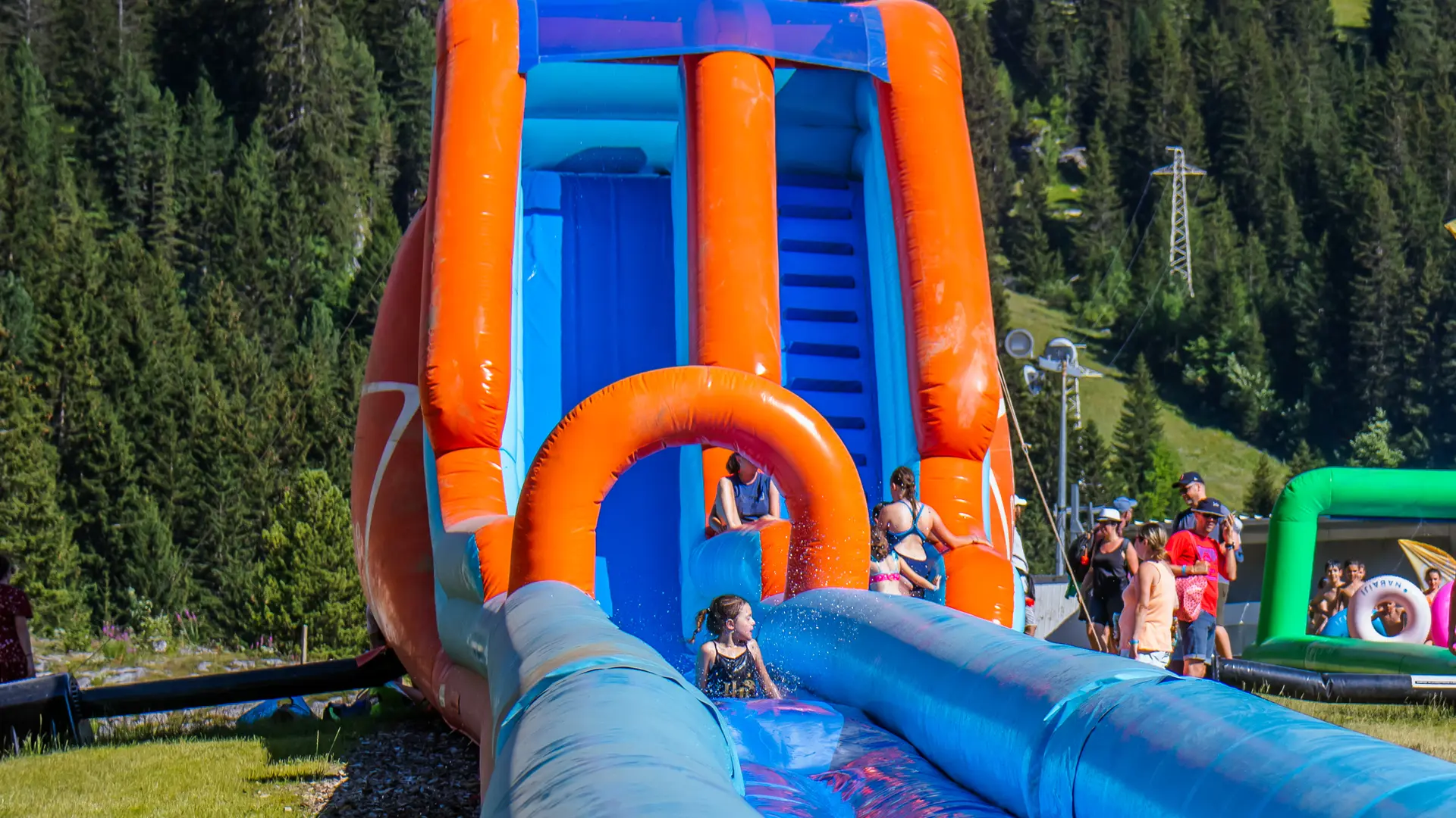 Une autre vue d'ensemble de la pentaglisse pour les tout-petits