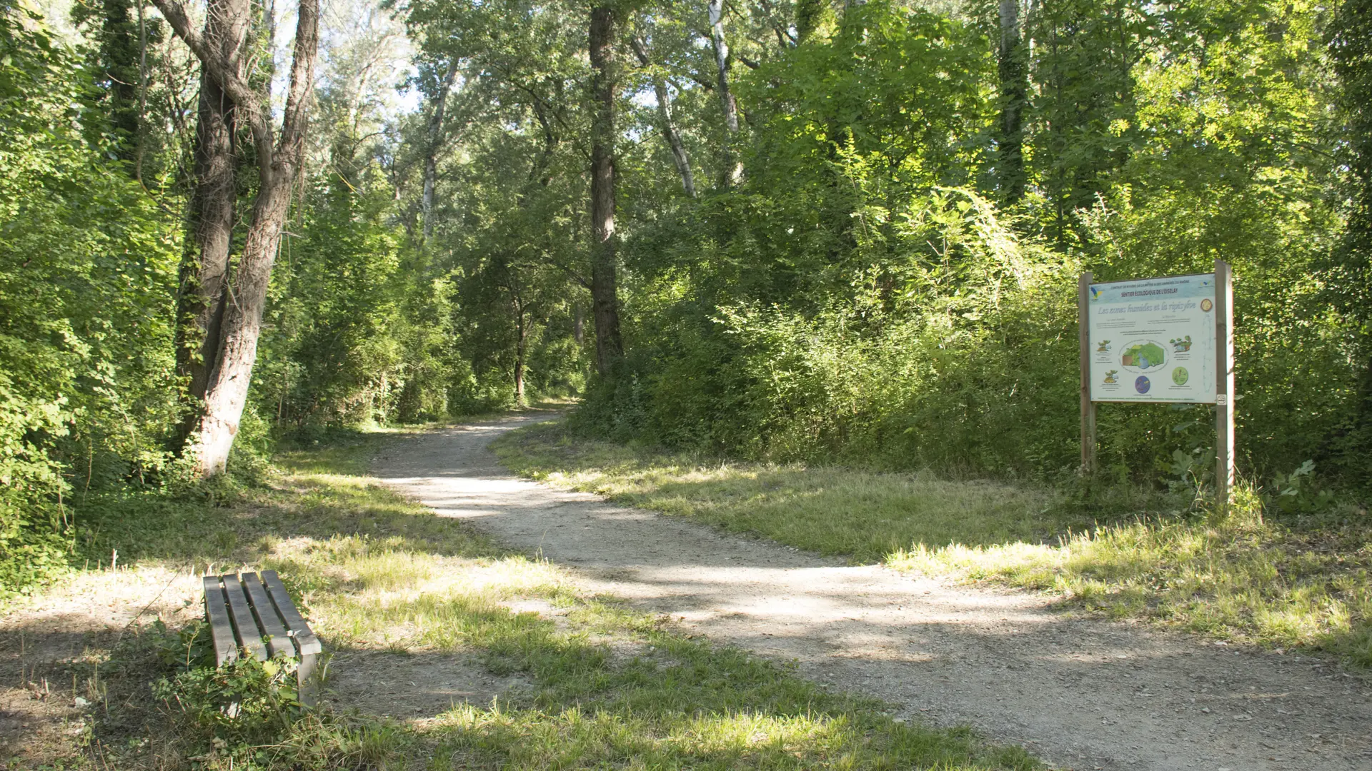 Panneau pédagogique sur l'île de l'Oiselay