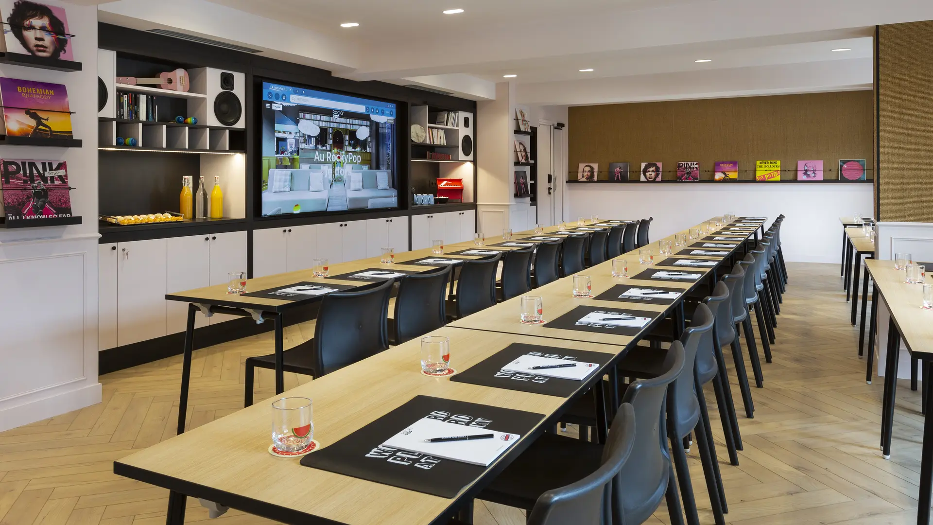 Grande salle de séminaire ou réunion tout équipée