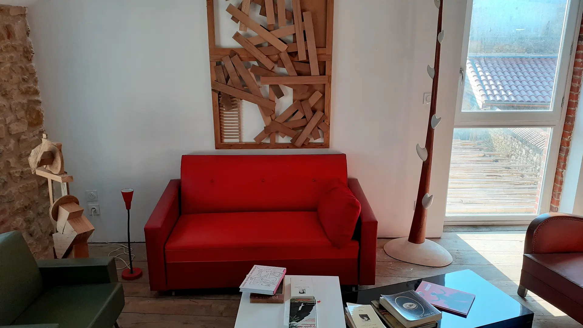 Photo d'atelier en novembre 2022 avec la sculpture bois intitulée Chute.