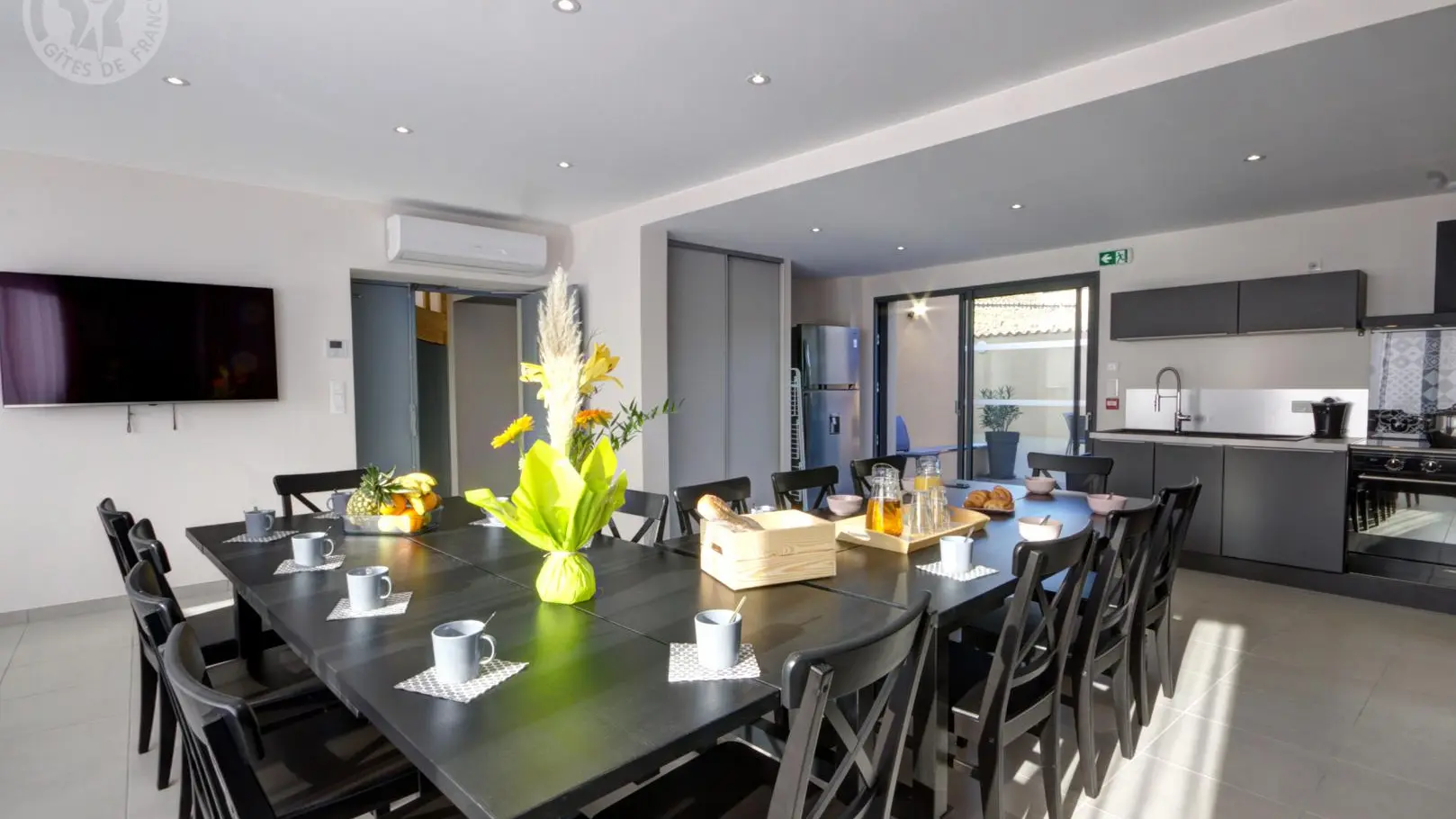 Pièce à vivre avec cuisine ouverte sur la salle à manger et accès direct sur la terrasse et le jardin.