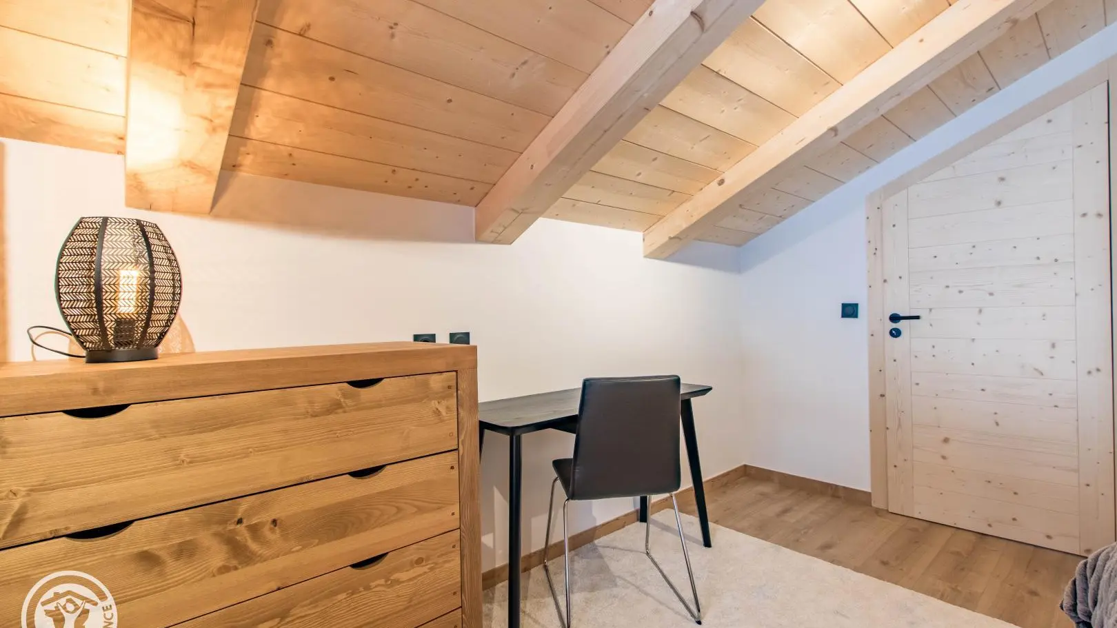 Chambre 6 - lit king 180, espace de travail et rangement