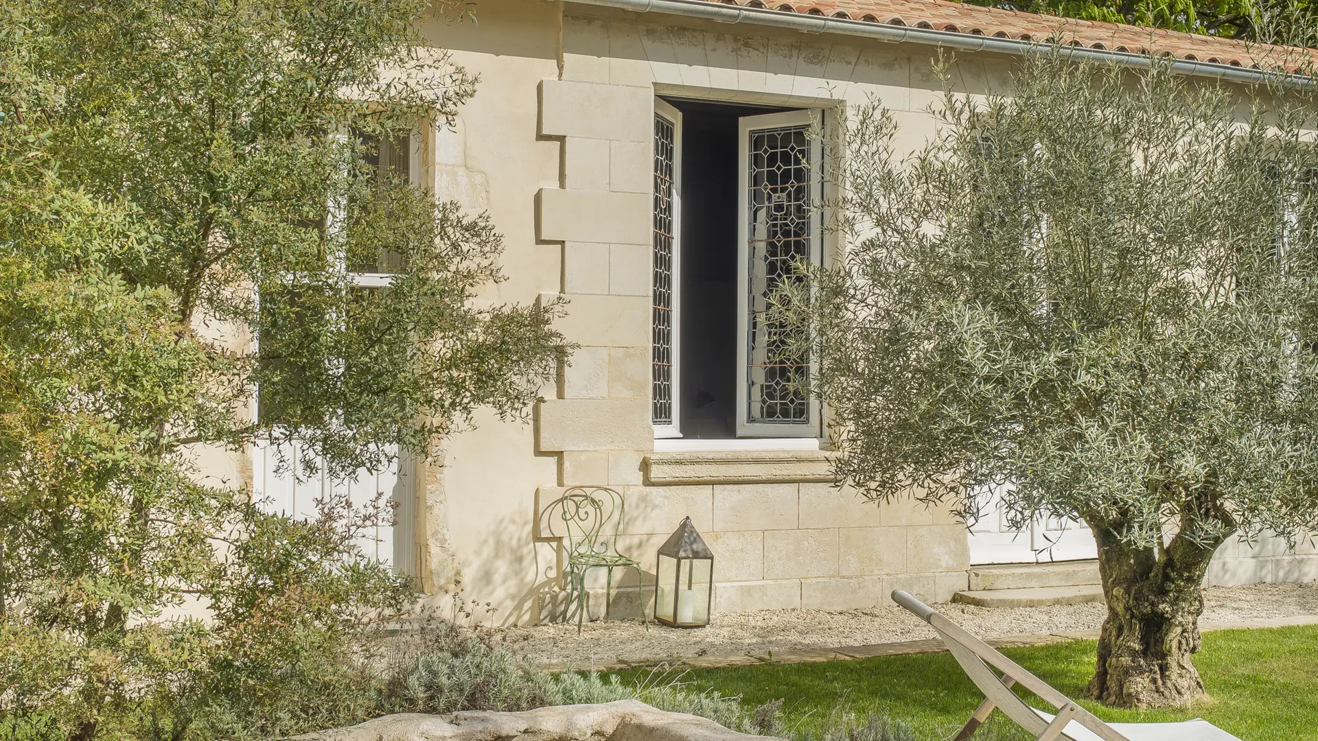 La maison vue du jardin