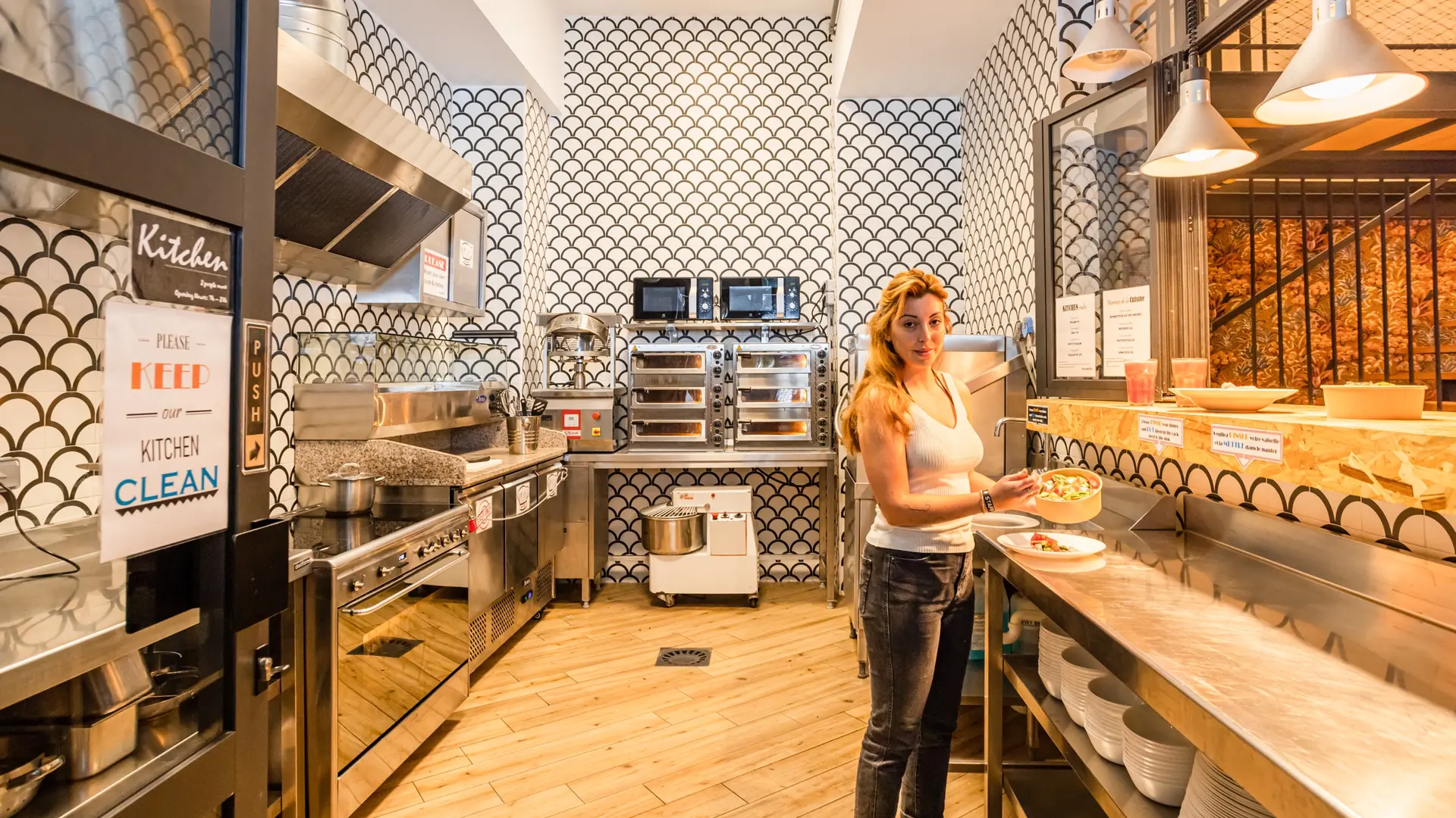 Cuisine moderne et gratuite dans une auberge de jeunesse à Nice, France.