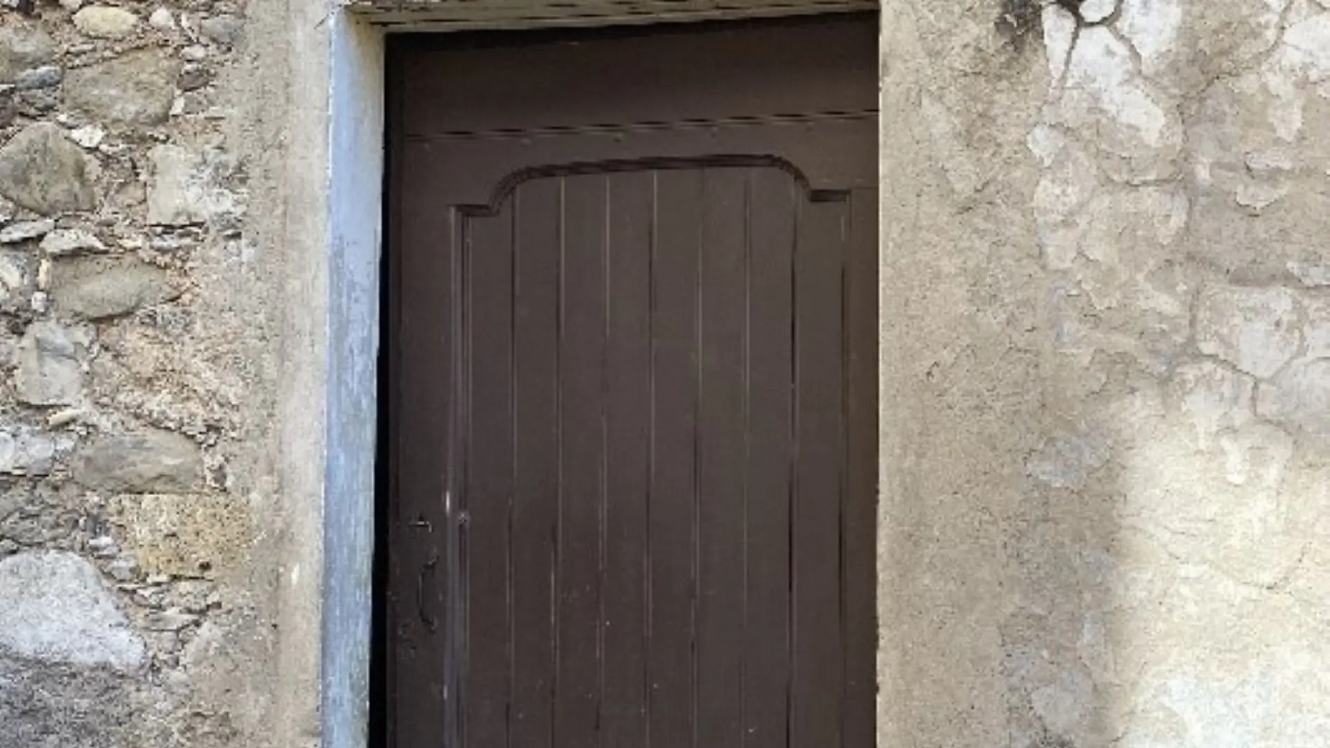 porte d'entrée avec linteau historique