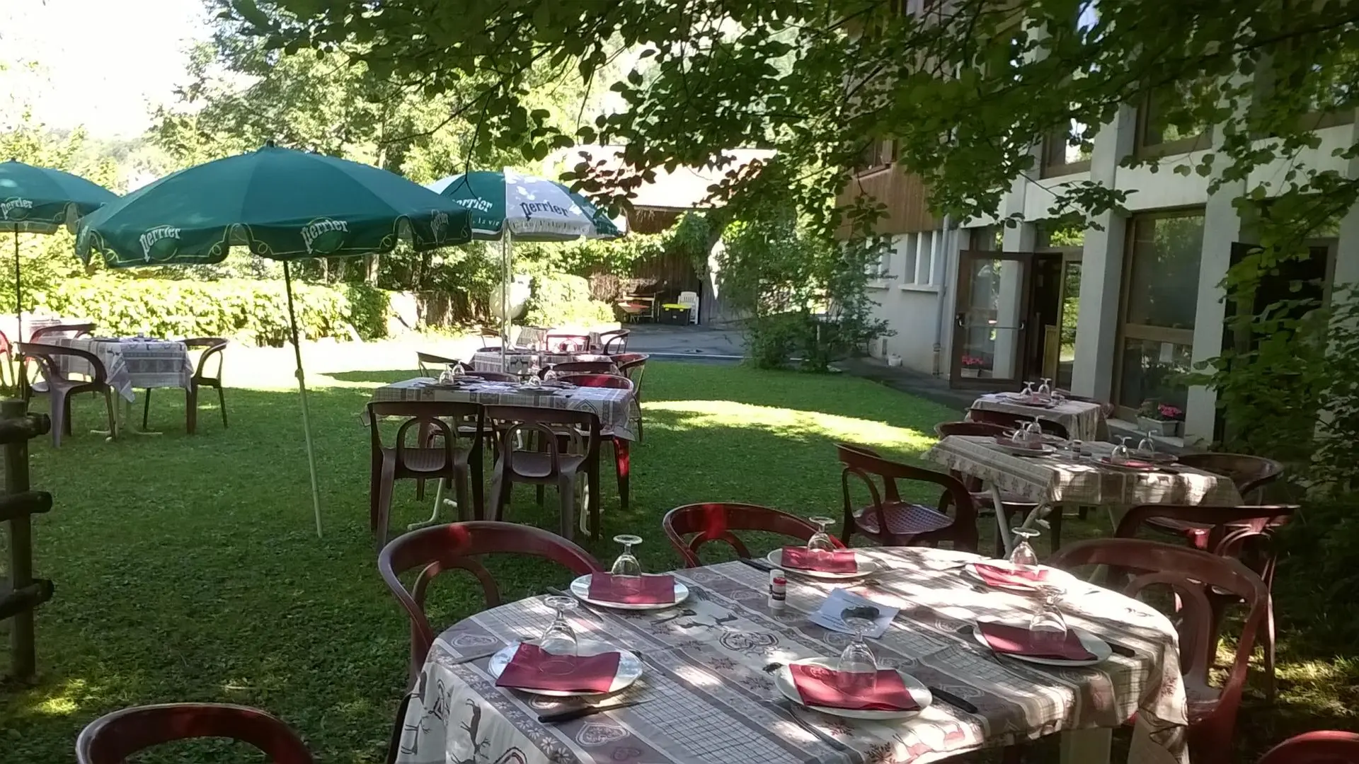 Le couvert est installé sur la terrasse...