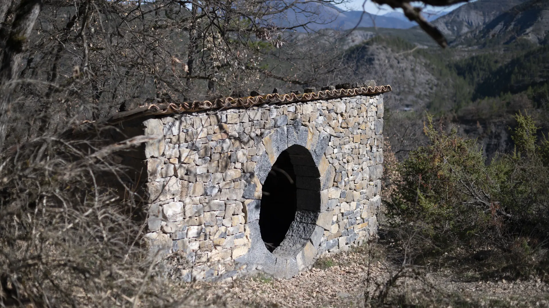 One of the shepherds' huts Andy Goldsworthy rebuilt along the 150-kilometre Refuge d'Art trail. Andy Goldsworthy, Refuge d'Art – Bains Thermaux, 2002, collection Art en montagne du musée Gassendi. Photo © J.-B. Warluzel