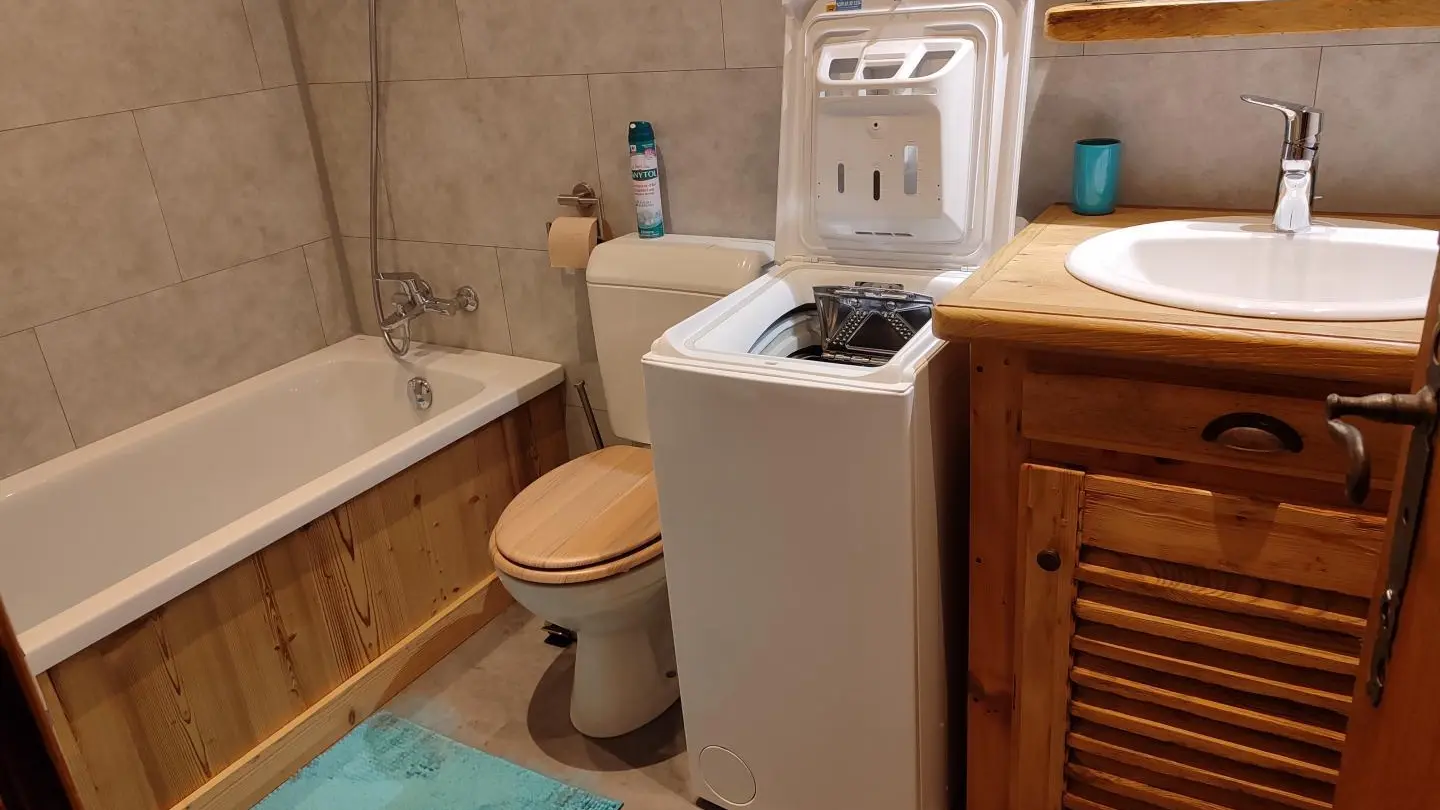 Salle de bain,sa baignoire et son wc