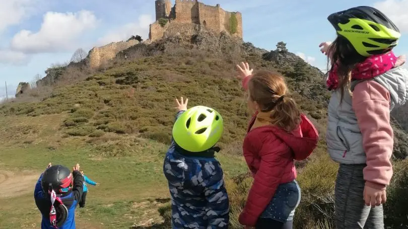 FORTERESSE médiévale de Couzan vue sur la vallée du Lignon de là haut...