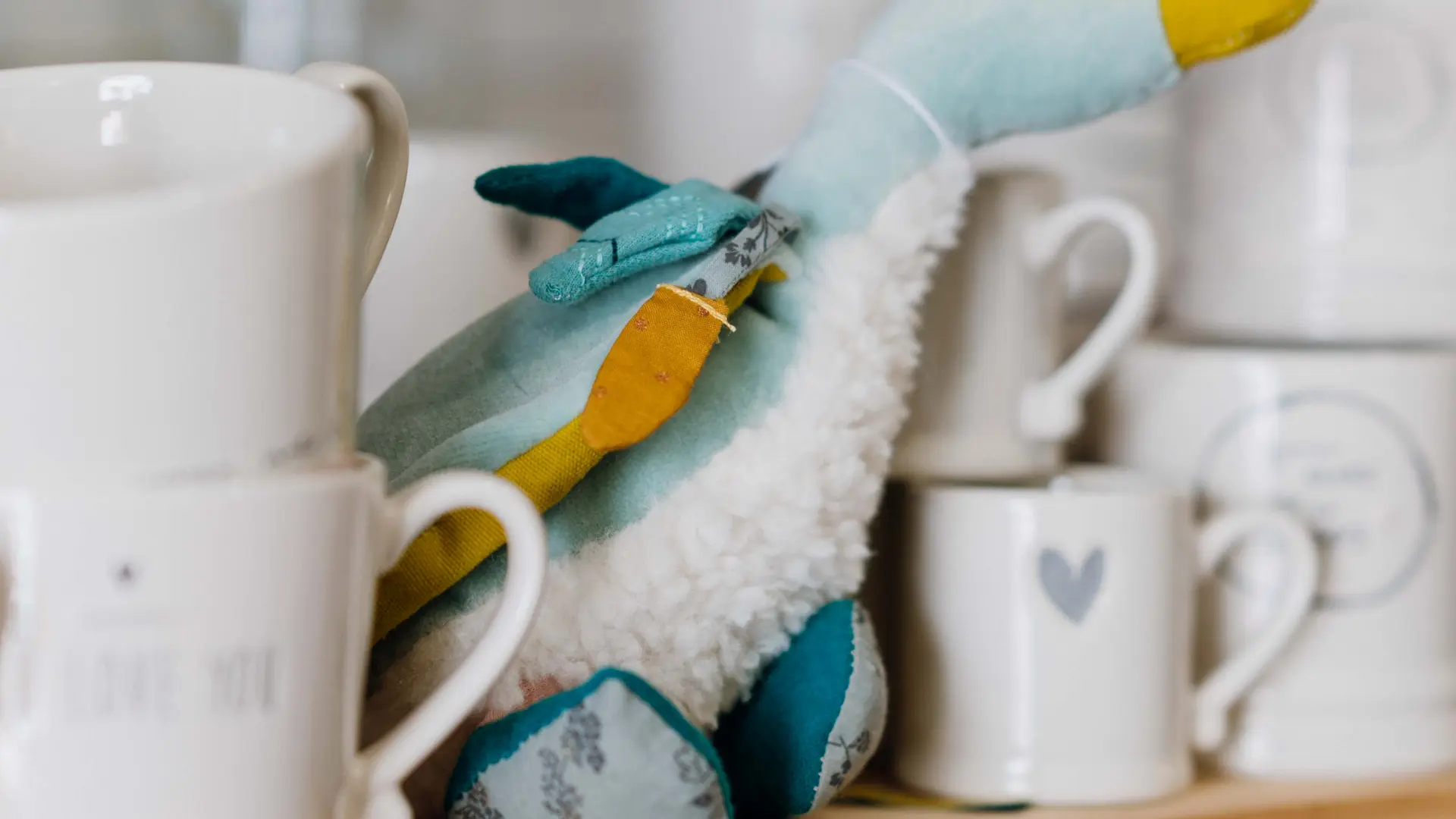 Détails (tasses et peluche)