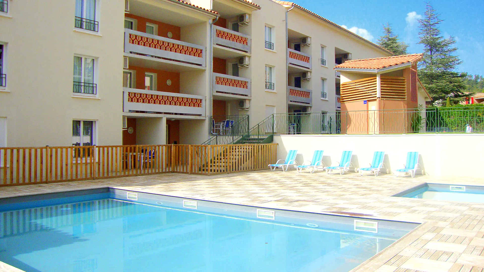 vue extérieure et piscine