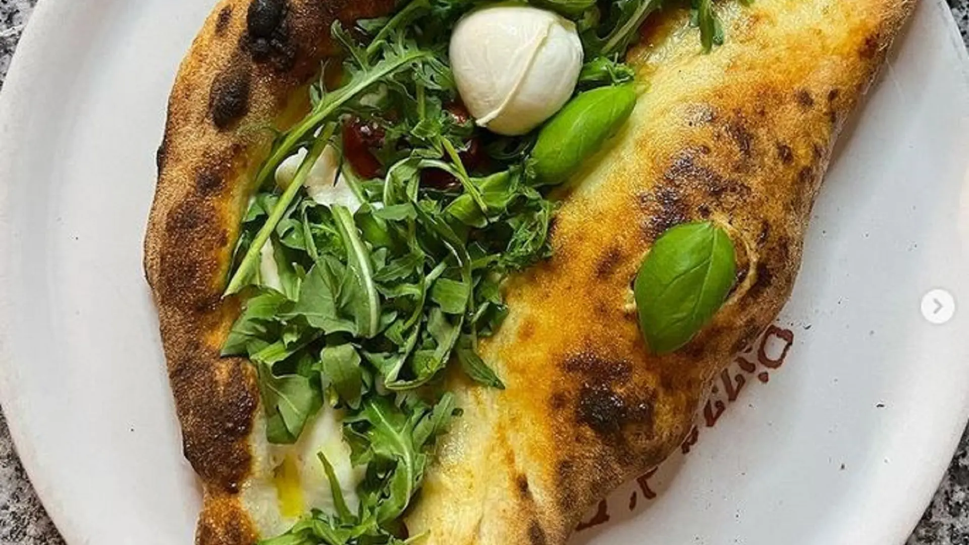 Moitié calzone et moitié tomates cerises, mozzarella de buffle, roquette,