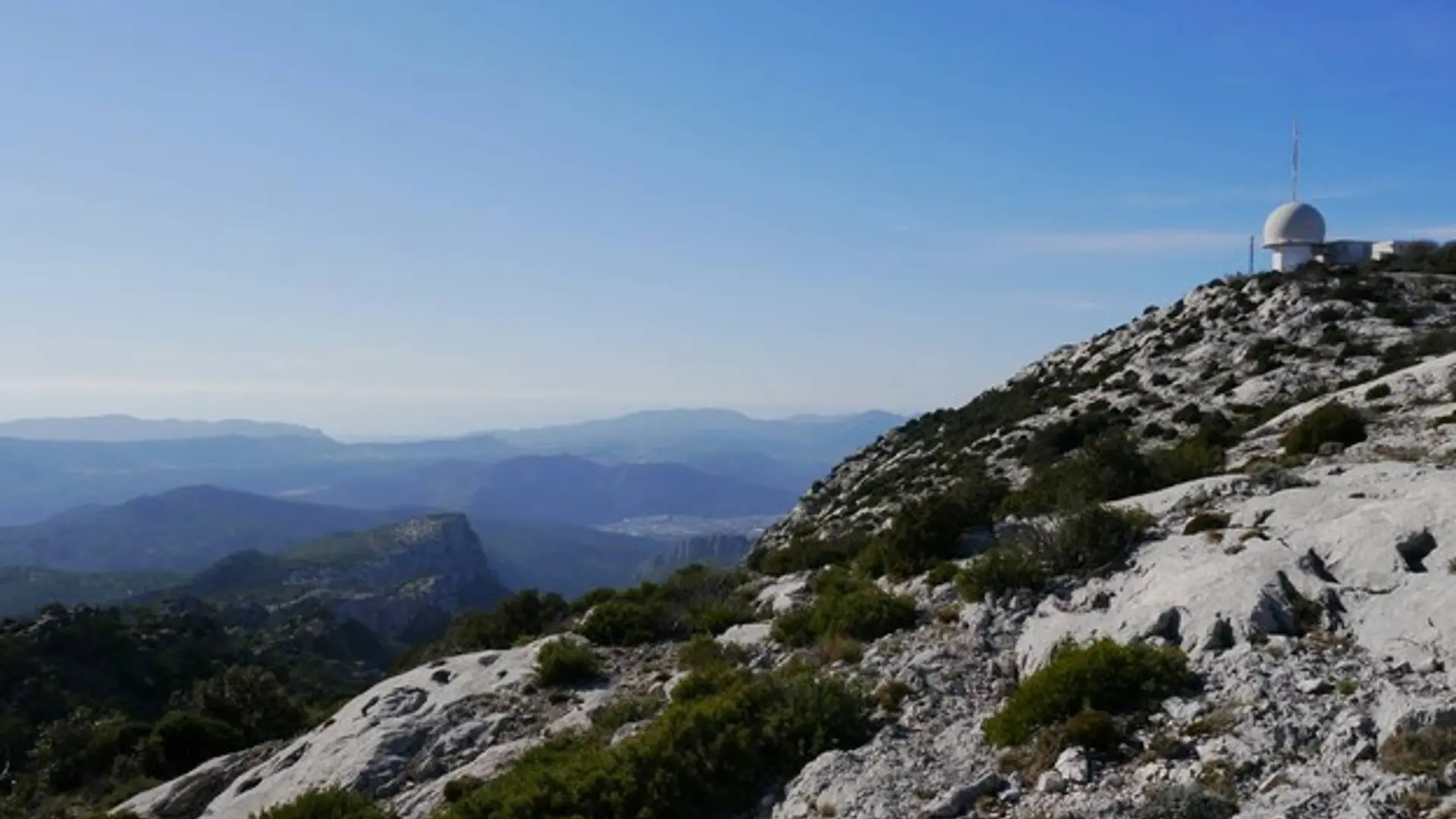 Le radar du pic de Bertagne et la vue depuis les crêtes
