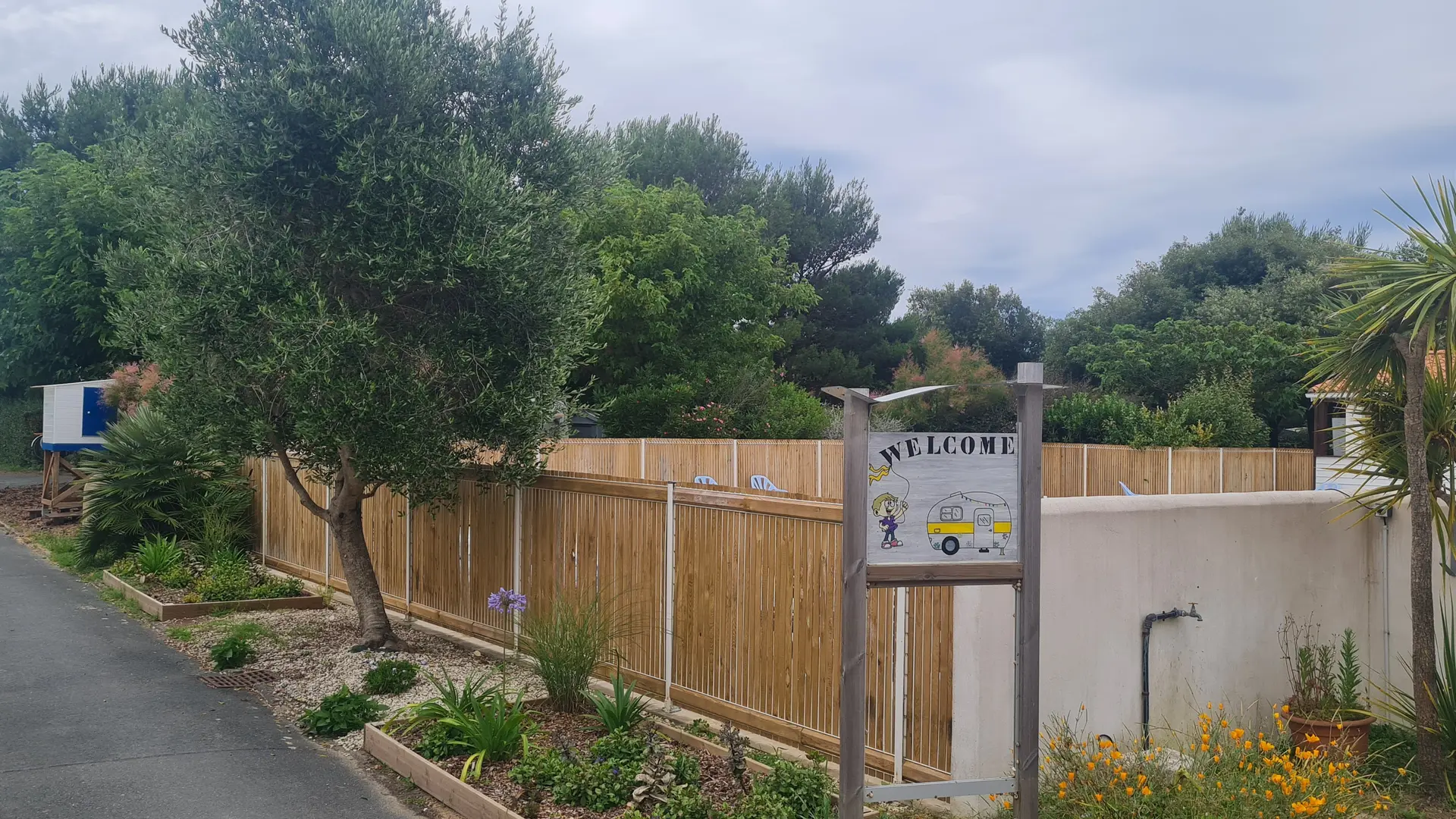 Swimmingpool von außen gesehen