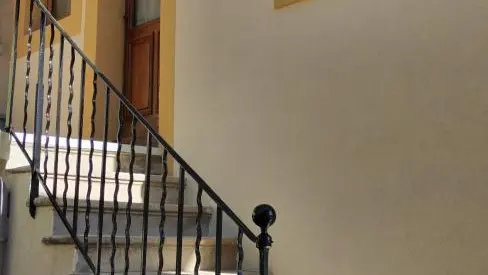 Escalier vers l'entrée, façade neuve