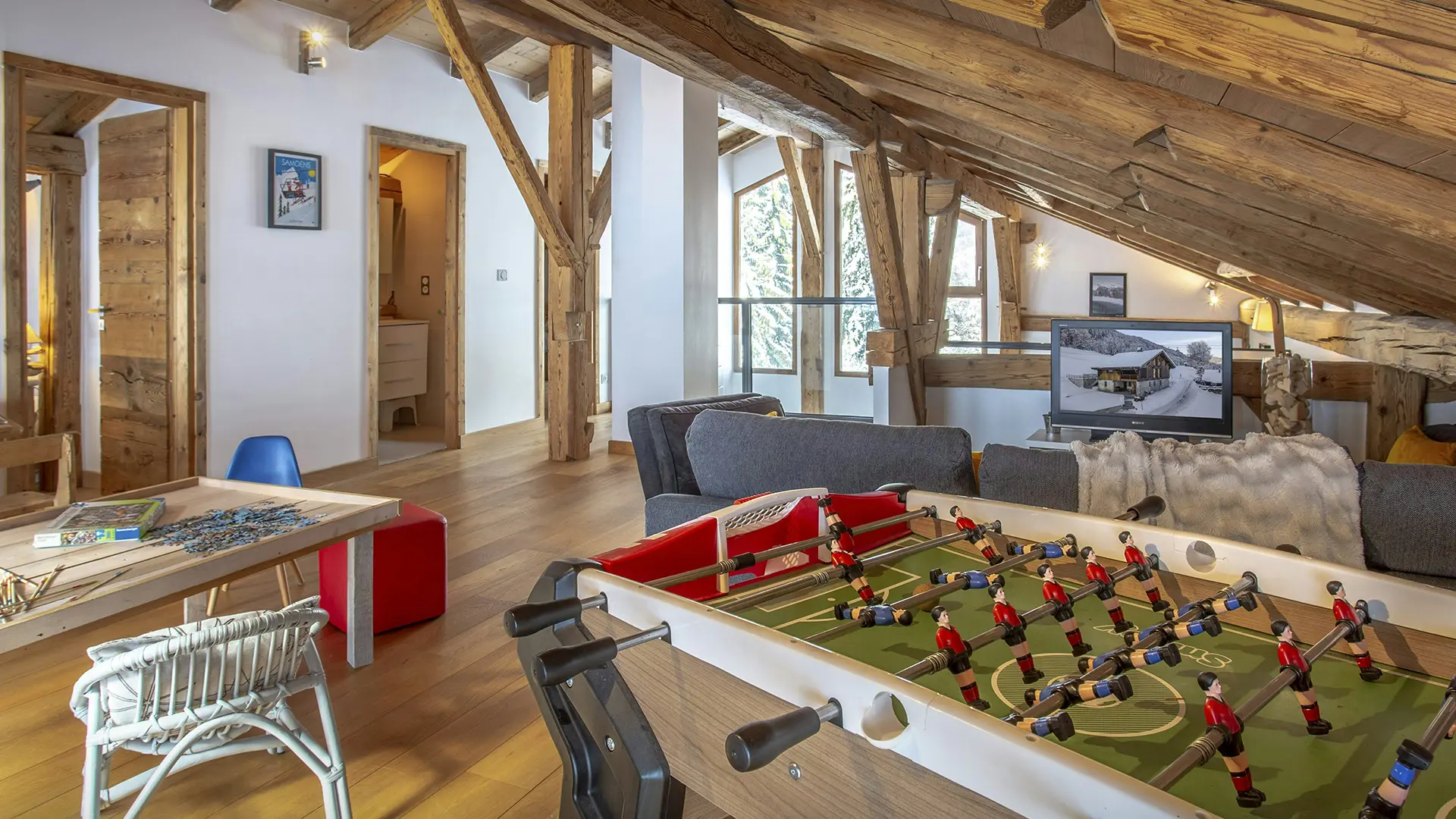 Salle de jeux avec baby-foot