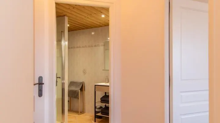 Accès salles d'eau et chambre