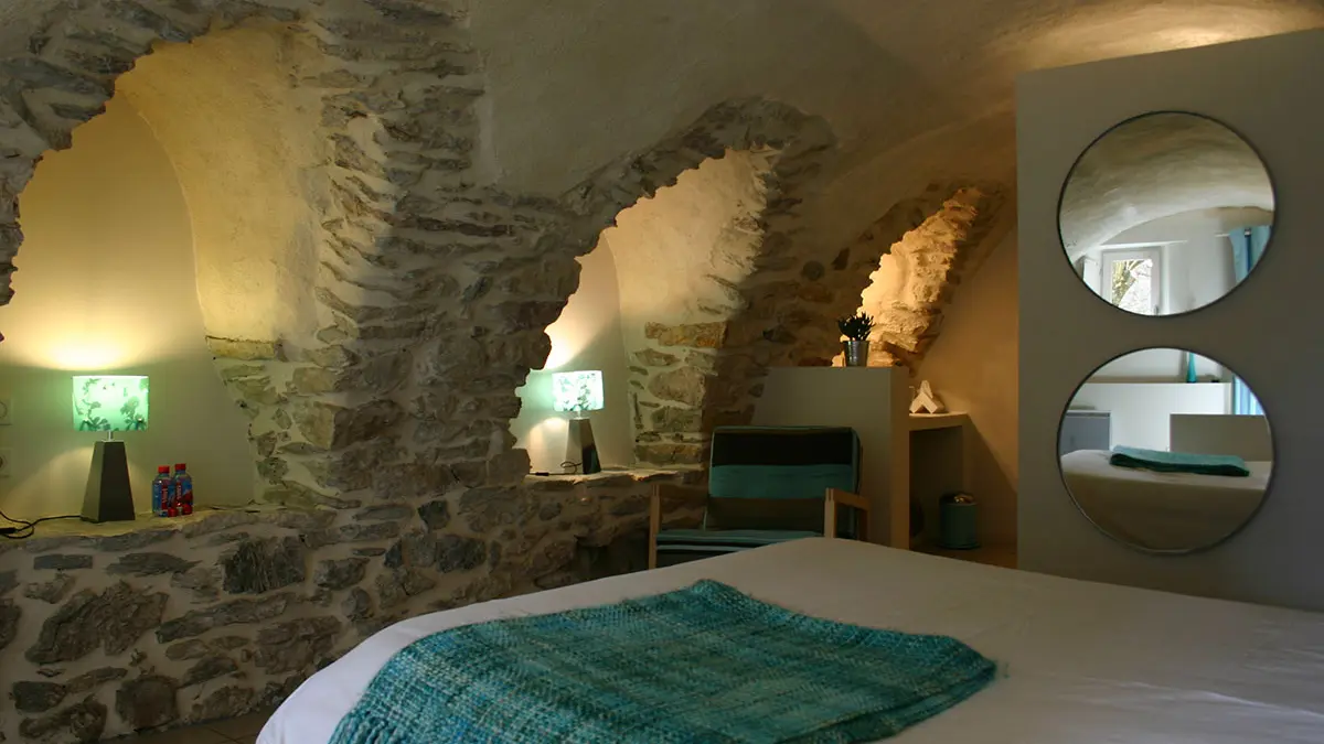Intérieur d’une chambre, lit double