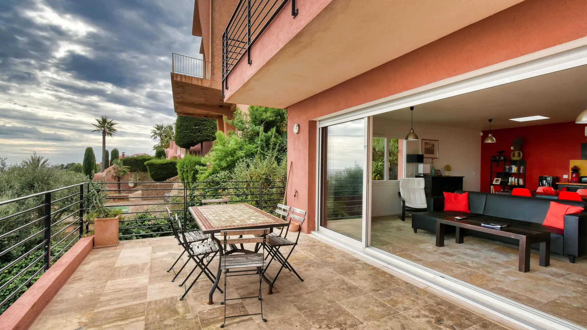Terrasse séjour - Terres Rouges - Théoule-sur-Mer - Gîtes de France Alpes-Maritimes