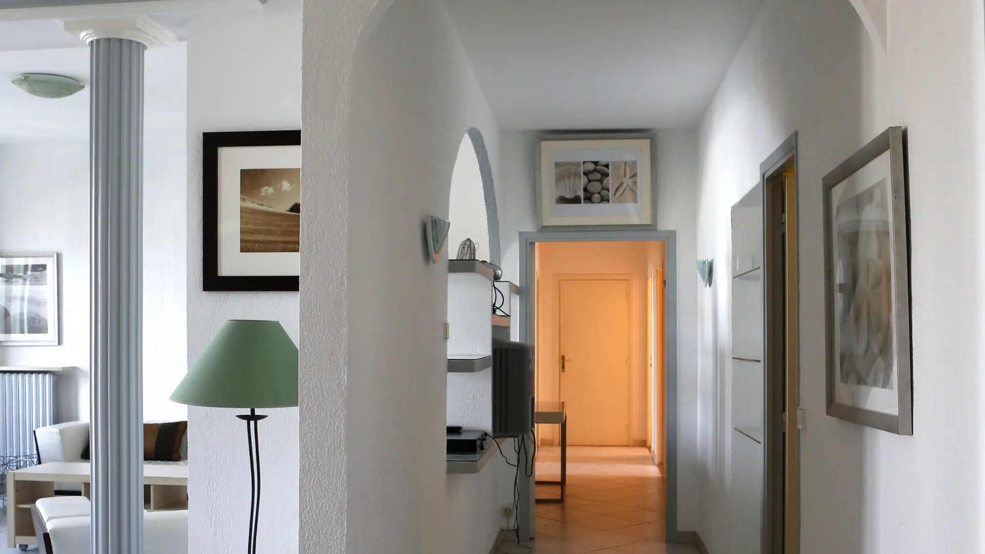 vue sur le couloir donnant aux chambres