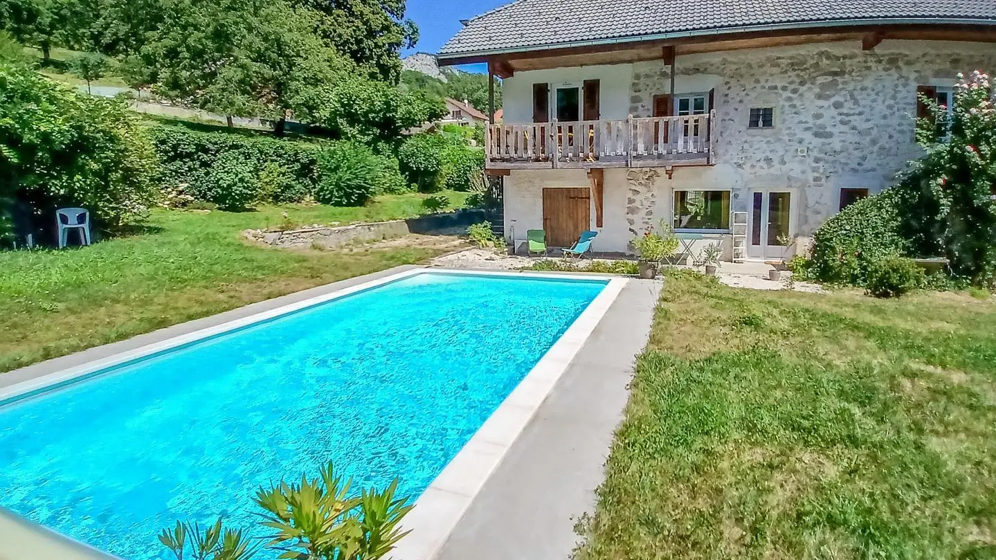 Piscine accessible devant le gîte