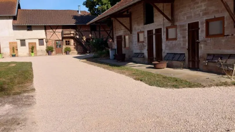 Façade de la grande ferme bressane. Accès à la cour par un chemin privatif