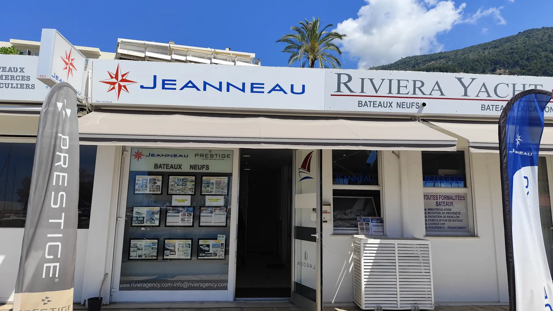 Agence dans le port de Garavan