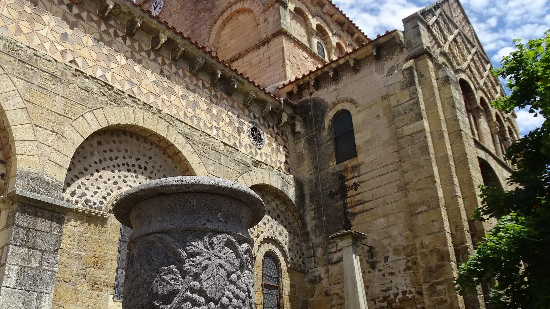 En se rapprochant de l'église Saint-Julien, on peut observer différentes structures et  motifs architecturales faisant la richesse de l'église. On peut aussi voir une croix dans l'angle de l'église.