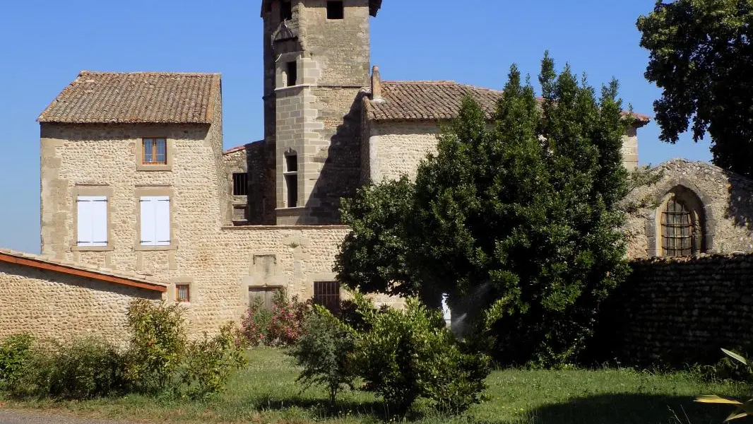 manoir du 15°siècle à cotè du gite et jardin situé au soleil levant