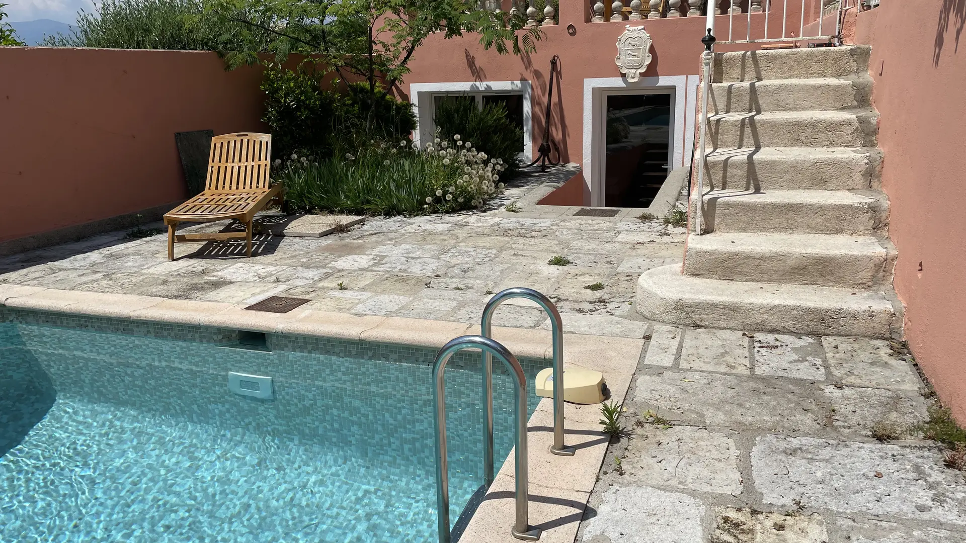 Escalier en provenance de la terrasse du petit-déjeuner