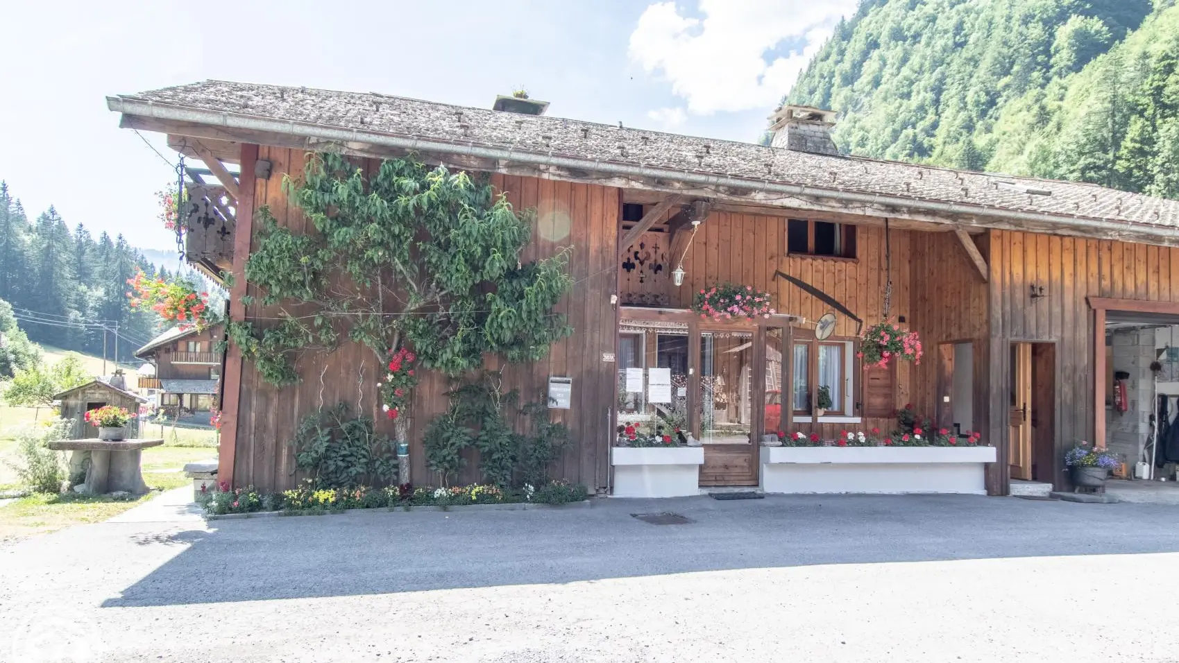 Entrée du gîte à droite