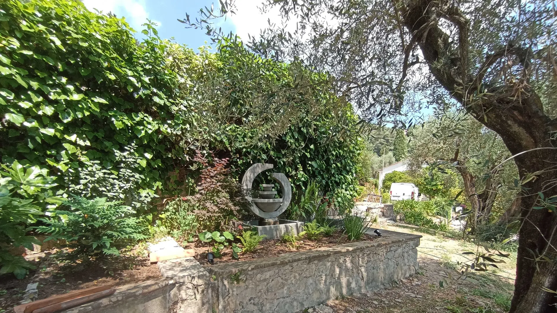 Lavoir aménagé avec fontaine