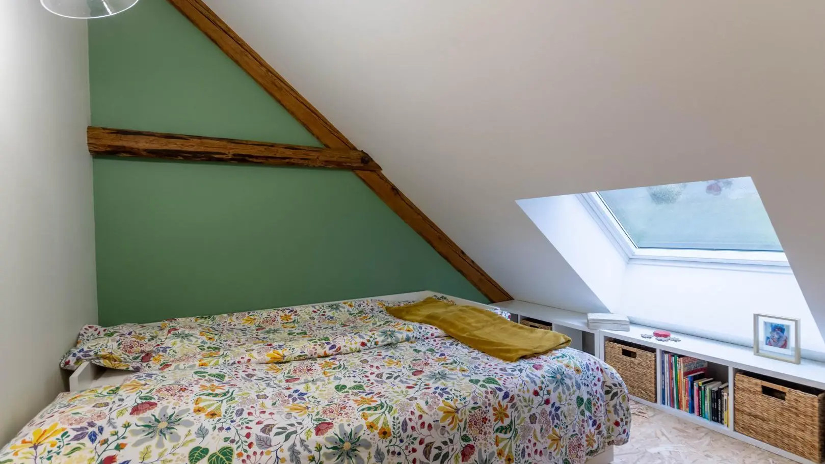 Un canapé 2 places composé de 2 matelas séparés sur un sommier gigogne 160x190 cm