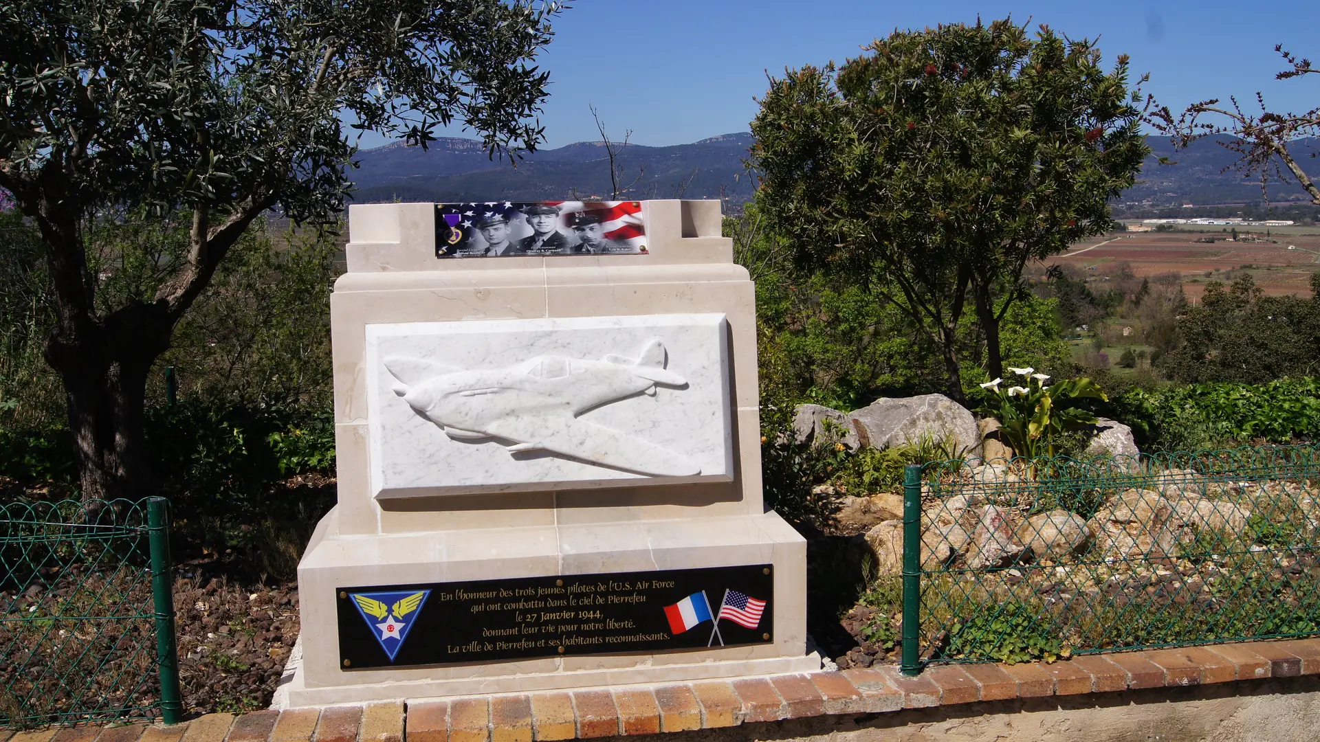 Stèle en hommage aux trois pilotes américains