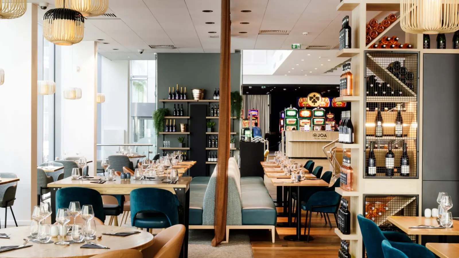 Le restaurant est un espace lumineux et aéré décoré avec des matériaux variés : du bois chaleureux, du tissu. L'atmosphère est à la fois moderne et cosy.