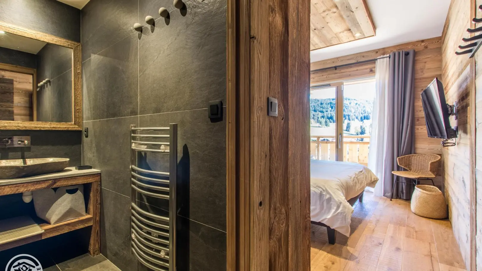 1 salle de bain privative avec WC par chambre double.