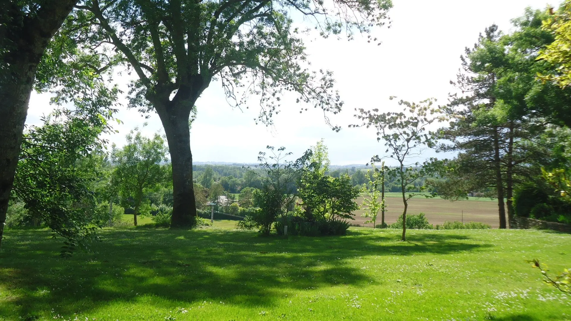 Vue sur la campagne environnante de la terrasse