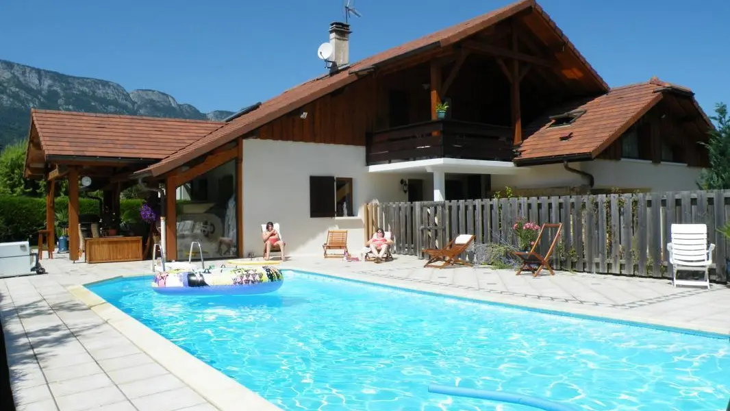 Accès à piscine chauffée et couverte de mai à septembre