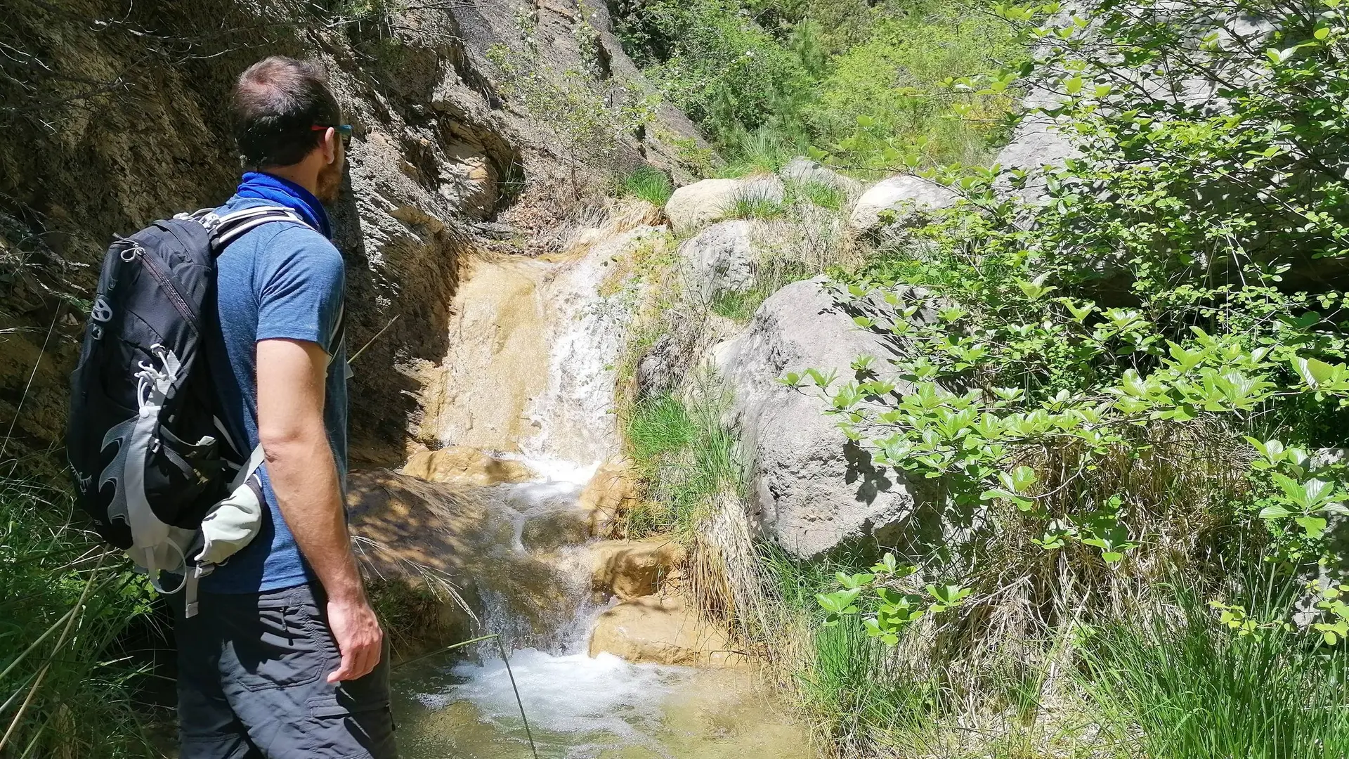 Rivière à traverser en chemin