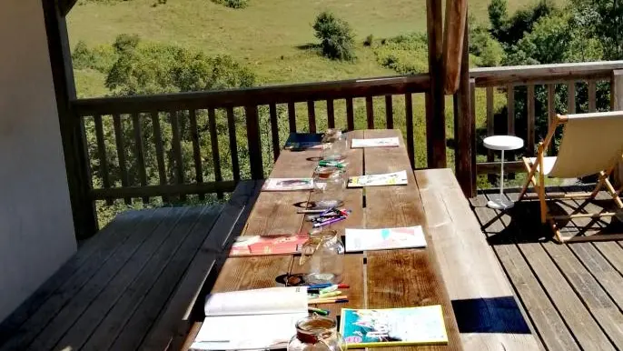 La grande table extérieure en bois brut
