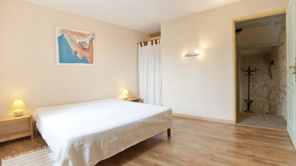 Chambre de 16m² avec un lit de 160.