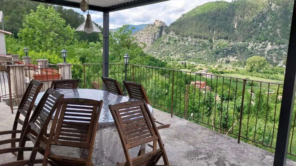 Terrasse avec vue sur la citadelle et les oliviers